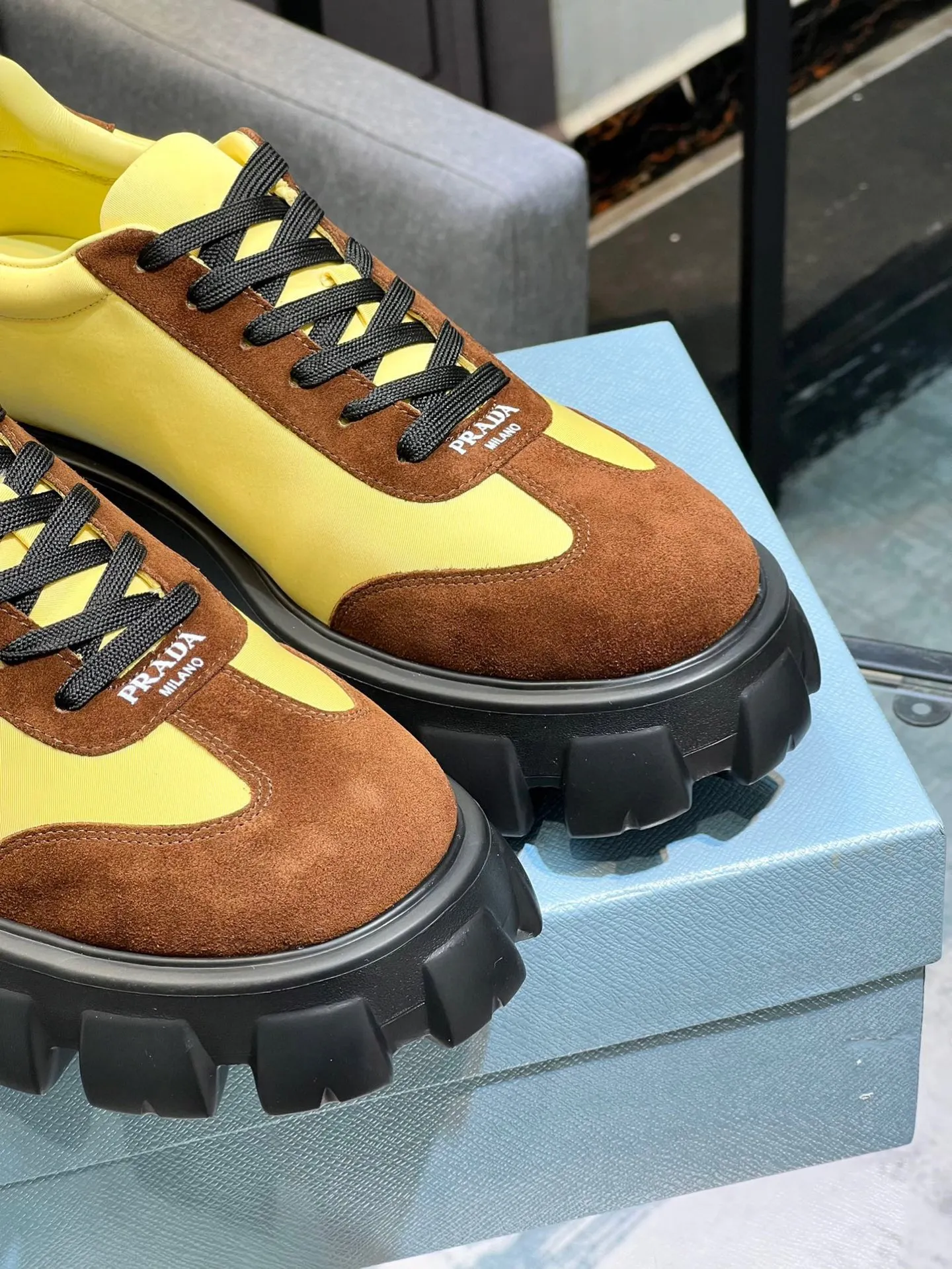 Men's shoes 💰540 Prada Latest 2025ss spring and summer catwalk series Thick-soled platform platform Casual sports shoes Couple style ☑️ Bold contrasting bright colors and fashionable combination Casual sports style design with exquisite details Classic personalized gear thick sole Increased comfort and unique modern trend style 🚩 Fabric: Cowhide ➕ Cloth Lining: Sheepskin Outsole: Original molded ultra-light foam material Sole thickness: 4.5CM Size: 35-45 (Female 40, Male 45, customized, non-returnable)